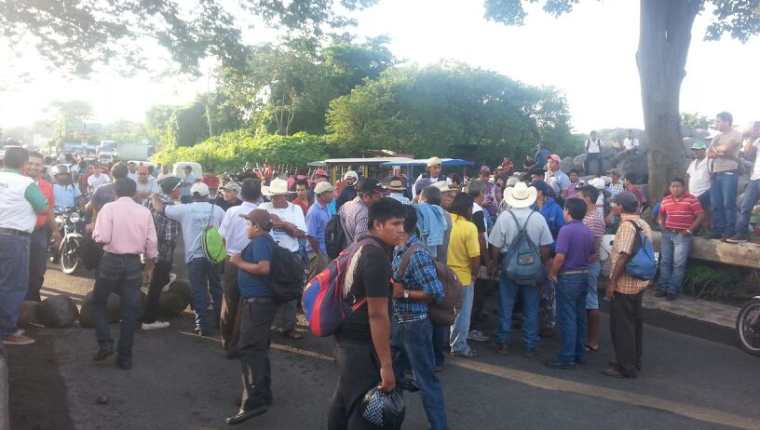 Manifestantes en El Zarco, Santa Cruz Muluá, Retalhuleu, bloquean la ruta CA-2 y exigen la renuncia del presidente Pérez Moina. (Foto Prensa Libre: Rolando Miranda)