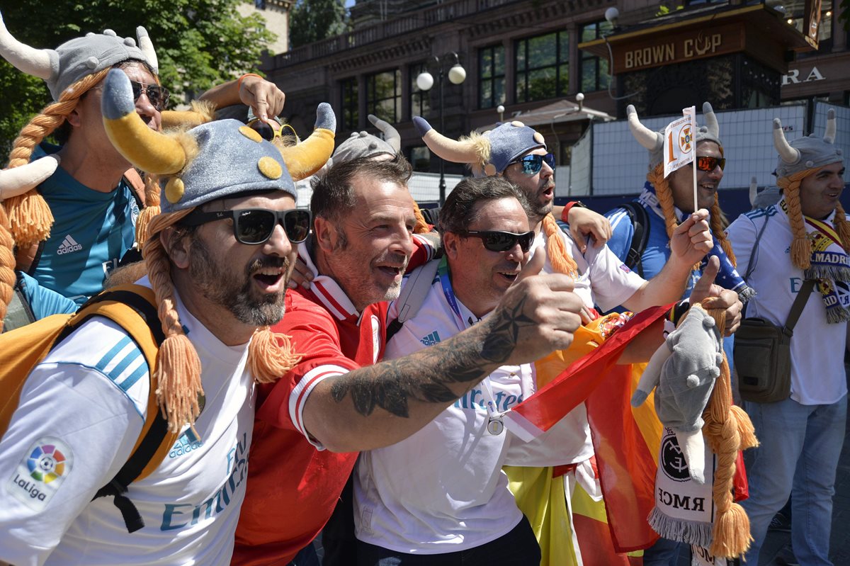 Sana rivalidad, seguidores del Real Madrid y Liverpool posan para las cámaras.(Foto Prensa Libre: AFP)