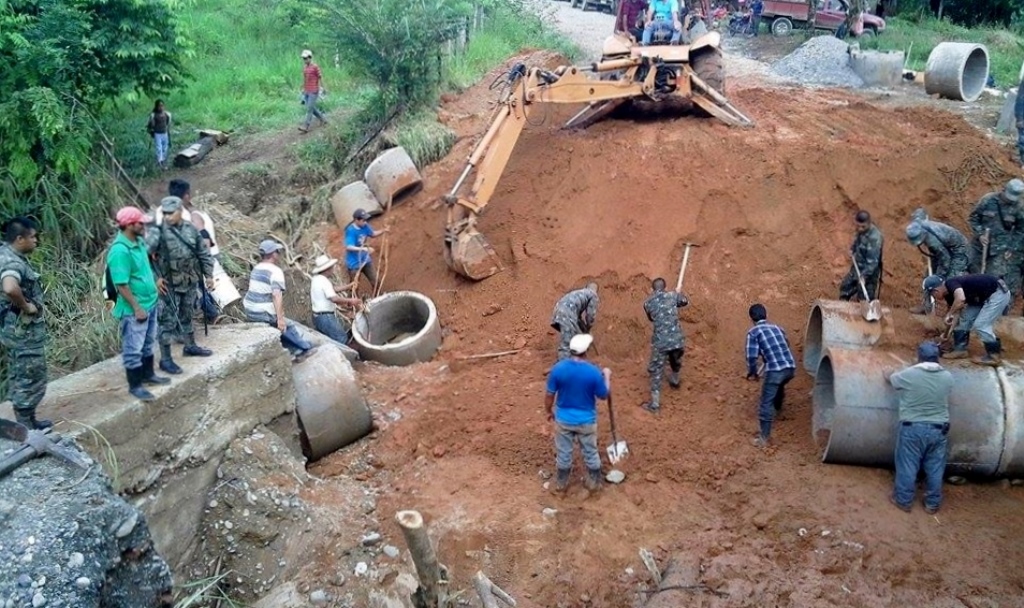 Efectivos del Ejército y trabajadores de la Municipalidad de Ixcán, Quiché, trabajan en construcción de badén. (Foto Prensa Libre: Óscar Figueroa)