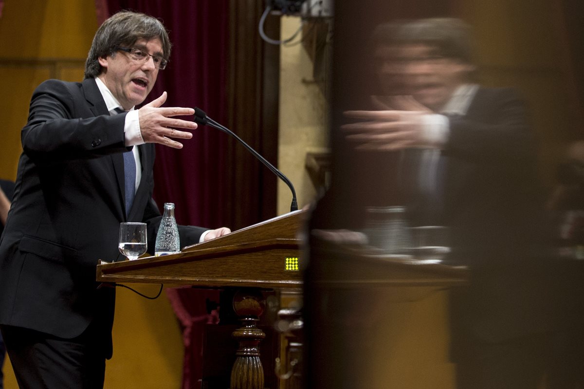 El presidente de la Generalitat de Cataluña, Carles Puigdemont, durante el pleno del debate de política general que se celebra en el Parlamento. (Foto Prensa Libre: EFE).