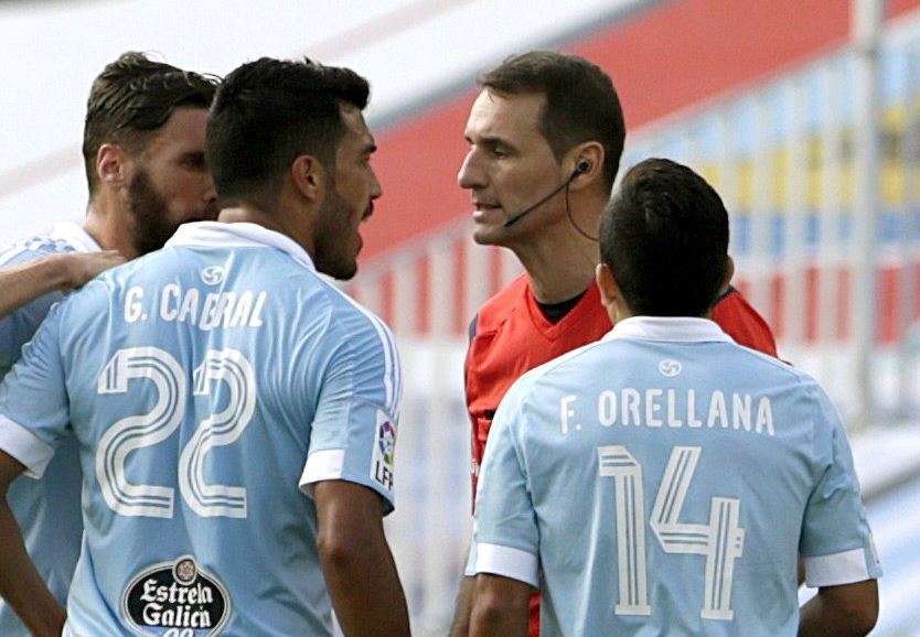 Cabral (i) reclama airadamente al árbitro Clos Gómez (d) a quien después insulta. (Foto Prensa Libre: AFP)