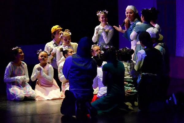 Cenicienta canta con los ratoncitos, sus amigos. (Foto Prensa Libre: Armando Bendaña )