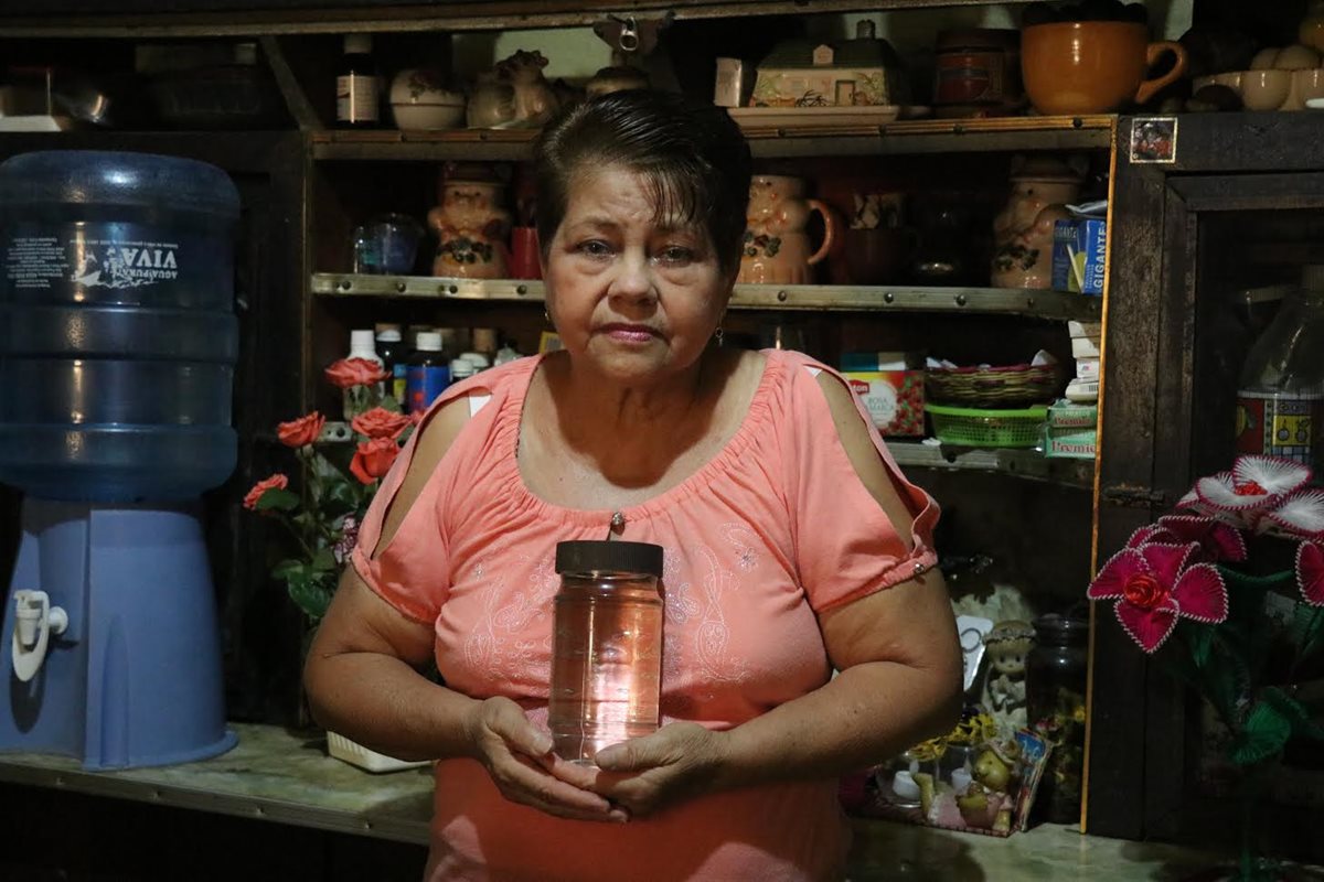 Julia Dora Maldonado afirma haber recibido un milagro de la Virgen María. (Foto Prensa Libre: Cristian Icó)