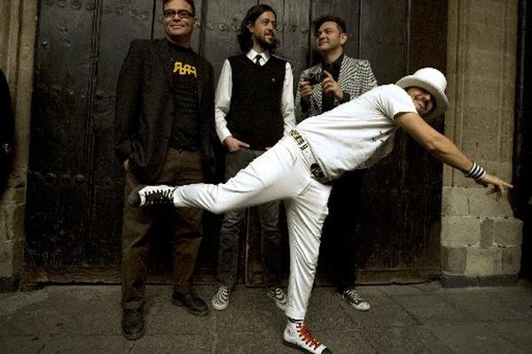 La revista Rolling Stone compara a Café Tacuba con Los Beatles.