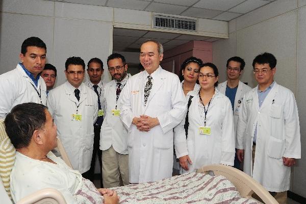 Chen Chao-long —al centro— instruye a  médicos guatemaltecos, durante el año de especialización en trasplantes de hígado que efectuaron en Taiwán. (Foto Prensa LIbre: Hemeroteca PL)