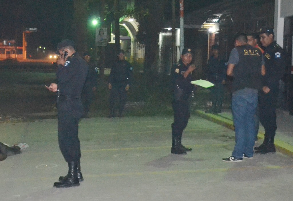 Autoridades recaban evidencias en el lugar donde fue ultimado Javier Martínez, alias el Tyson, en Puerto Barrios, Izabal. (Foto Prensa Libre: Edwin Perdomo)