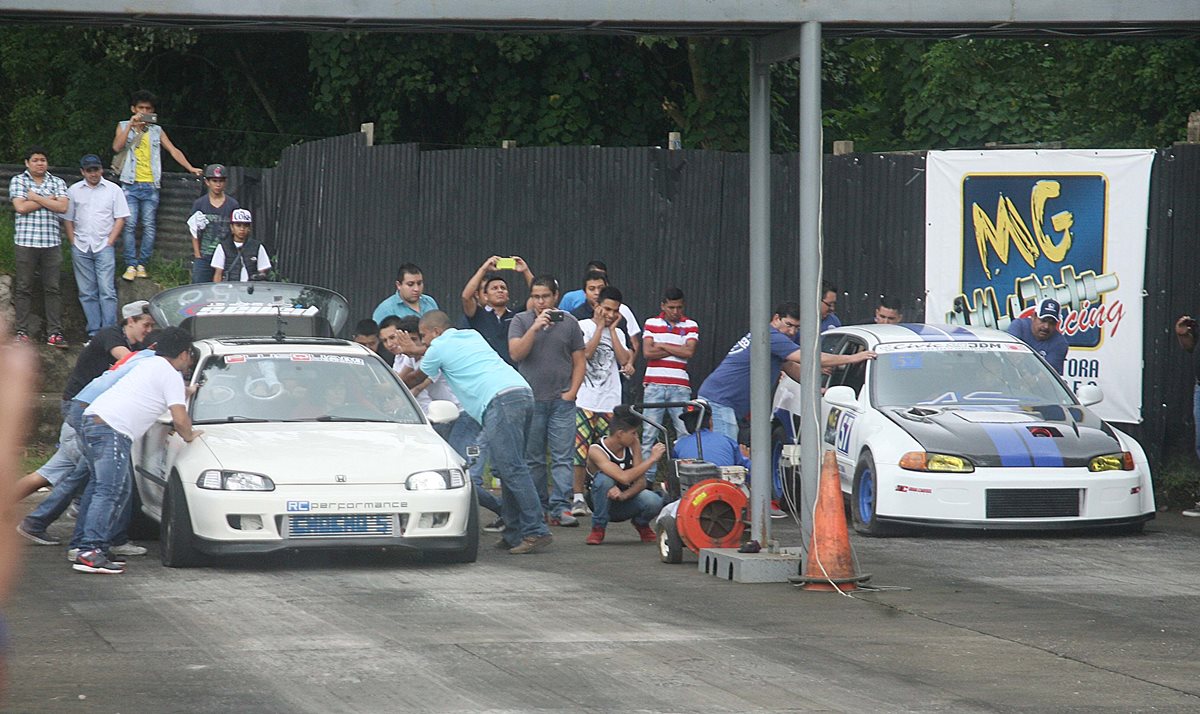 El piloto guatemalteco, Manuel López se prepara para la salida. (Foto Prensa Libre: César Pérez)