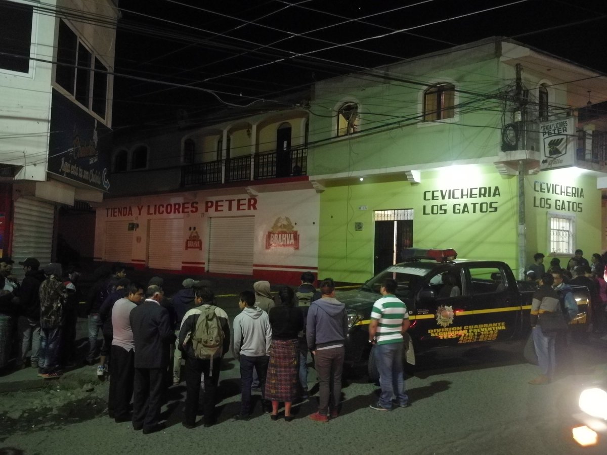 Dentro una cevichería ubicada a dos cuadras del Cunoc sujetos armados mataron a balazos a un hombre de 20 años. (Foto Prensa Libre: Fred Rivera)