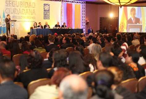 El embajador de España en  Guatemala, Manuel Lejarreta —en  el podio—,  durante la presentación del  Informe de Desarrollo  "Seguridad ciudadana con rostro humano".