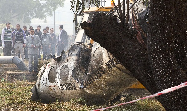Equipos de expertos investigan entre los restos de un avión que se estrelló en la India. (Foto Archivo: AP).