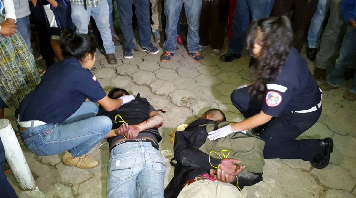 Bomberos Municipales Departamentales evaluaron a los vapuleados y los trasladaron al Hospital Regional de Quiché. (Foto Prensa Libre: Óscar Figueroa)