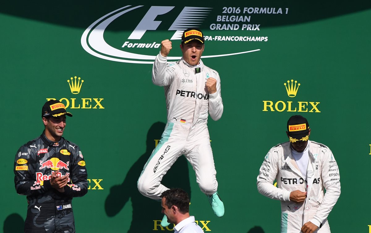 Nico Rosberg festeja en el podio tras lograr por primera vez el triunfo en el GP de Bélgica. (Foto Prensa Libre: AP)