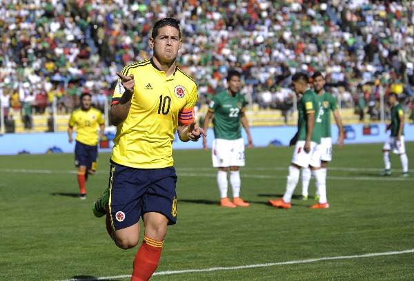 James Rodríguez celebra el primer gol en el triunfo contra Bolivia, duelo disputado en La Paz. (Foto Prensa Libre: AFP)
