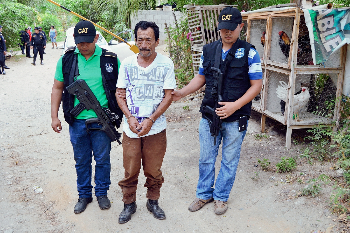 Victor Manuel  Vargas, de 70 años, fue capturado en Río Hondo, Zacapa sindicado de integrar una banda de extorsionistas. (Foto Prensa Libre: Víctor Gómez)