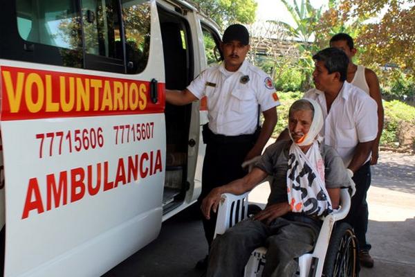 Santiago Gómez, de 62 años, fue ingresado al hospital. (Foto Prensa Libre: Rolando Miranda)<br _mce_bogus="1"/>