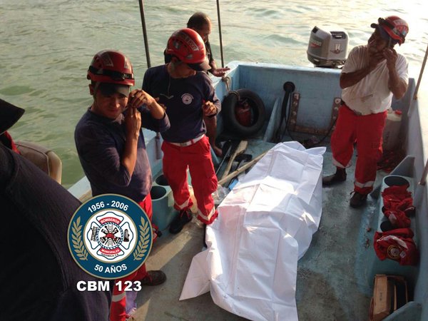 Los socorristas localizaron el cadáver de Ávalos Ruano este martes en el lago de Amatitlán. (Foto Prensa Libre: CBM)
