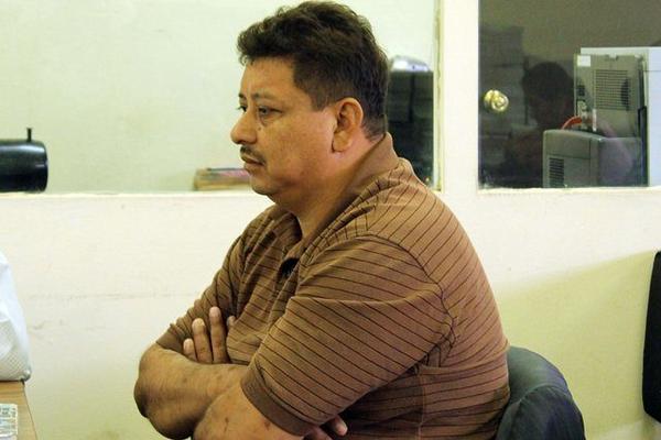 Mynor Santos Reyes, sindicado de haber participado en la masacre de una familia, escucha al juez del Tribunal de Sentencia de Retalhuleu. (Foto Prensa Libre: Rolando Miranda)