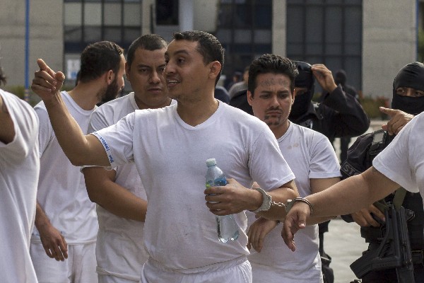 Marvin Quintanilla Ramos (c) es un pastor evangélico acusado de ser financiaro de la Mara Salvatrucha. (Foto Prensa Libre: AP)