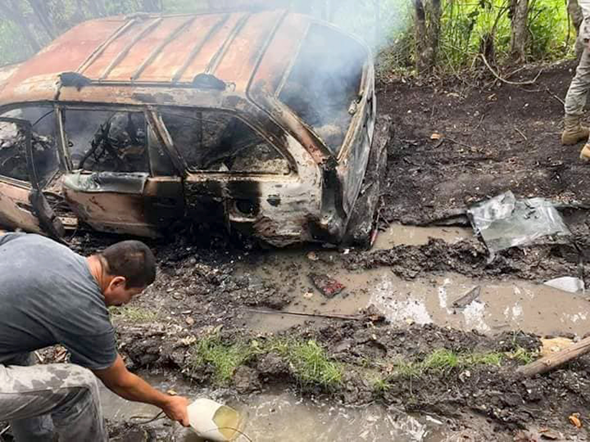Un vehículo incendiado y dos personas fallecidas fueron localizados en la ruta al sitio arqueológico El Naranjo, en Melchor de Mencos, Petén. (Foto Prensa Libre: Dony Stewart)