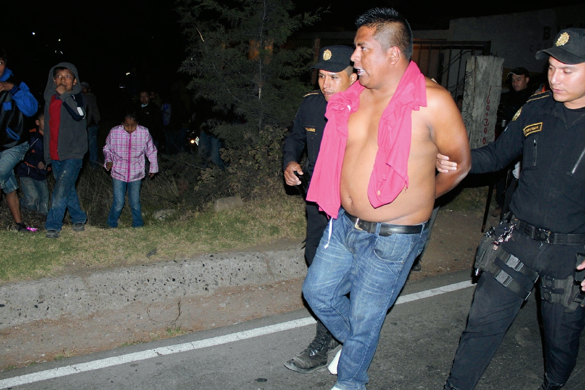 Un hombre  fue aprehendido por la PNC después de que pobladores intentara  lincharlo en Santa Cruz del Quiché. (Foto Prensa Libre: Óscar Figueroa)