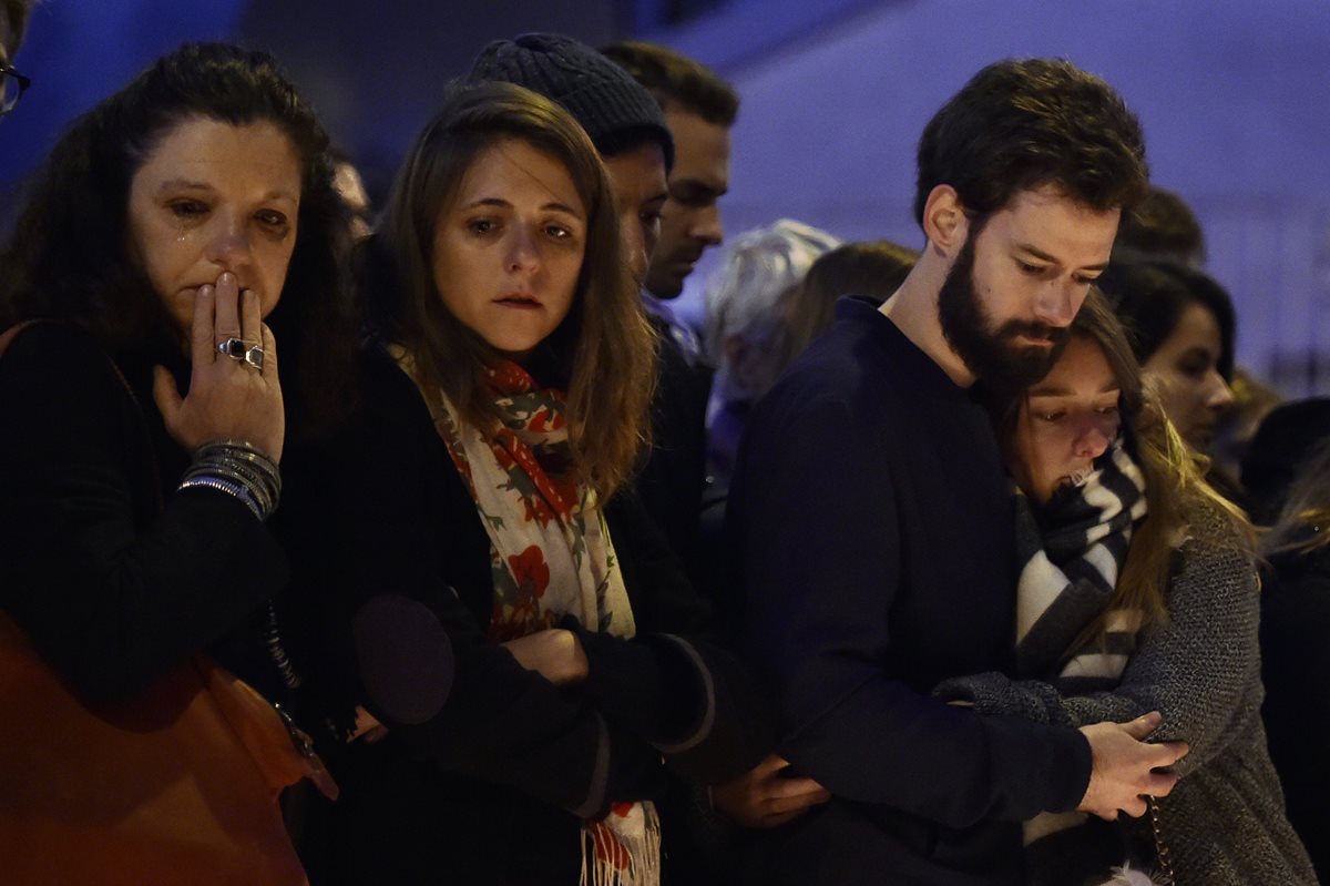 Parisinos recuerdan a las víctimas de la masacre. (Foto Prensa Libre: AFP).