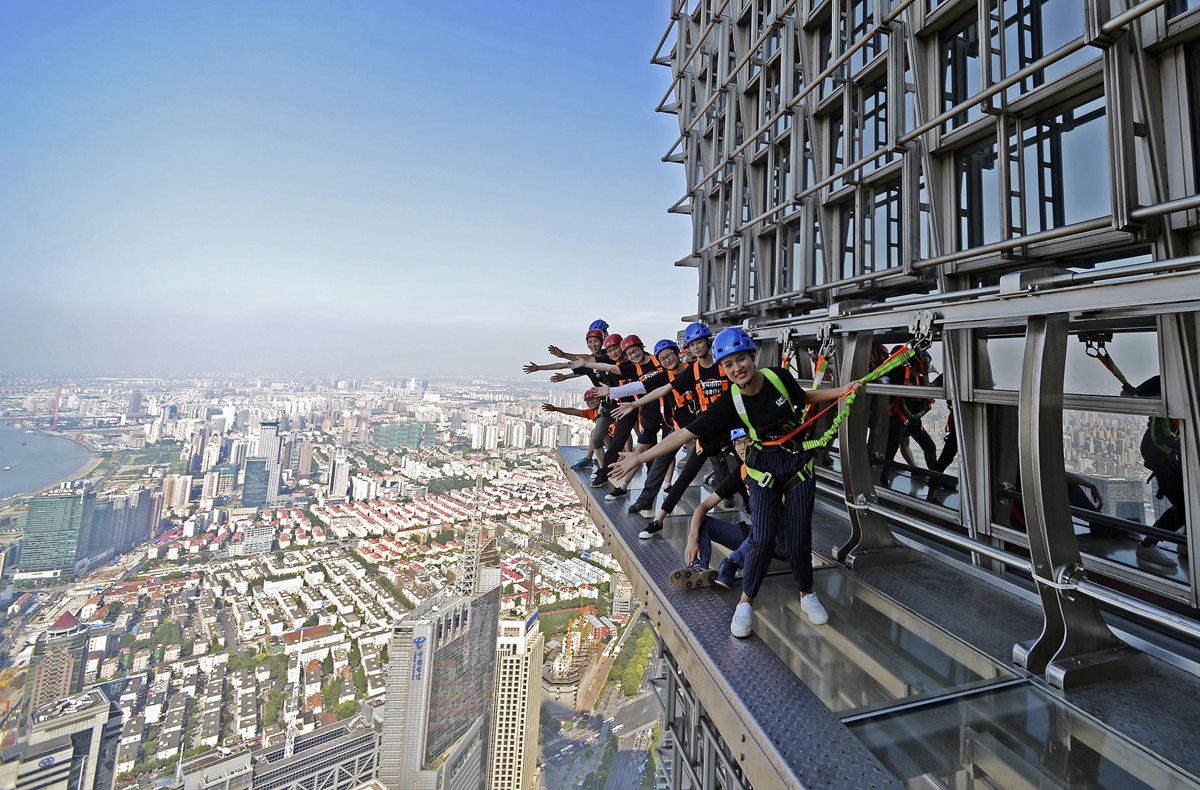 La Torre Jinmao de Shanghái, al este de China, es uno de los rascacielos más altos del mundo. (Foto Prensa Libre: EFE).
