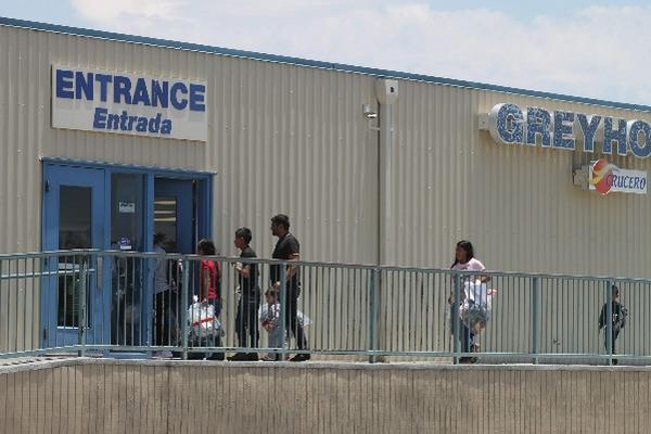 Menores migrantes son llevados a una base militar.