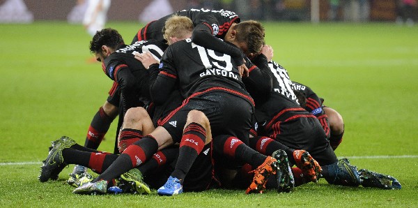Los jugadores del Leverkusen celebraron con todo el empate. (Foto Prensa Libre: AP)