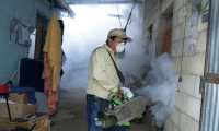 La fumigación es el último paso en el protocolo para erradicar el mosquito que contagia el dengue. (Foto Prensa Libre: Hemeroteca PL)