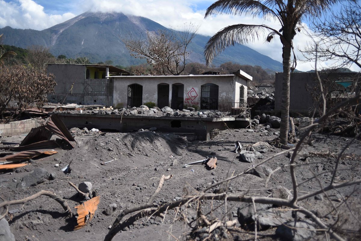 Varias casas dañadas por la erupción del volcán de Fuego en San Miguel Los Lotes, en el departamento de Escuintla. (AFP)