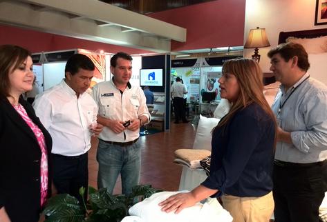 Los directores  de Turismo de Guatemala, Pedro Duchez y Marú Acevedo, y el de Honduras, Emilio Silvestri, visitaron la feria de proveedores del sector. (Foto Prensa Libre: Rosa María Bolaños)