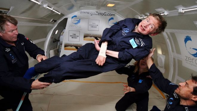 En 2007, Hawking se convirtió en la primera persona cuadripléjica en experimentar cero gravedad cuando viajó en un avión diseñado para producir este efecto. "Creo que la raza humana no tiene futuro sino viaja al espacio", dijo. AFP