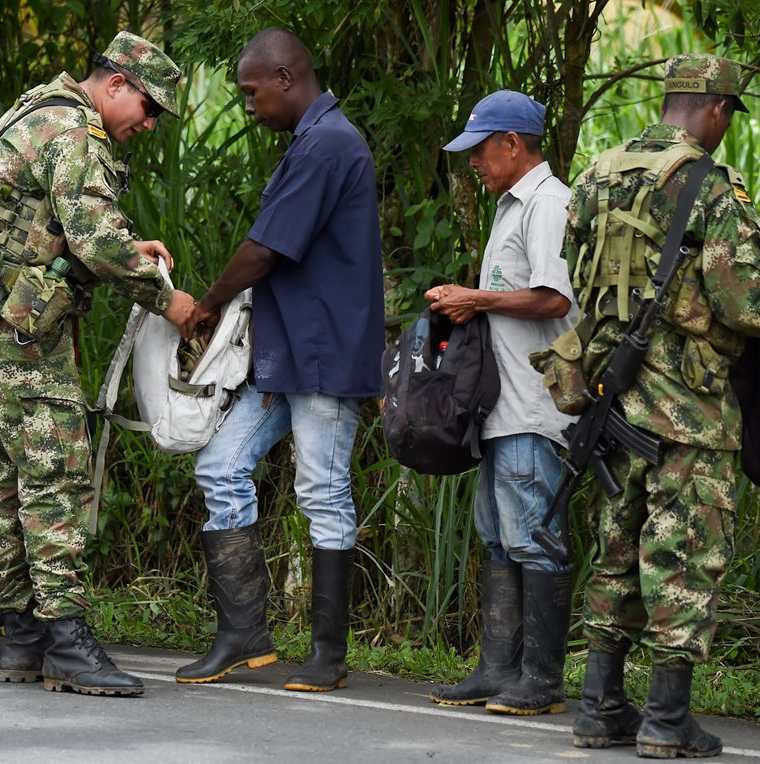 Efectivos del ejército colombiano revisan a varias personas en el municipio de Tumaco, Departamento de Nariño, en la costa del Pacífico. (AFP).