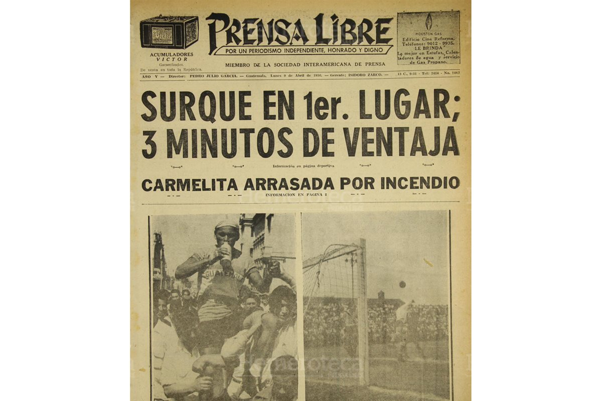 Jorge Surqué es levantado en brazos por aficionados mexicanos luego de triunfar en tierras aztecas. Foto: Hemeroteca PL