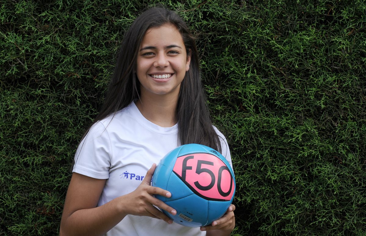 La futbolista juvenil guatemalteca Niurka Nahomi Oliva Villeda, del equipo campeón de Unifut concede una entrevista a Tododeportes. (Foto Prensa Libre: Francisco Sánchez)