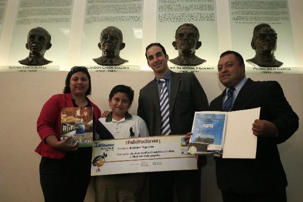 El niño Brandon Higueros Girón  recibe el primer premio de Ixtz'unun, de manos de patrocinadores.
