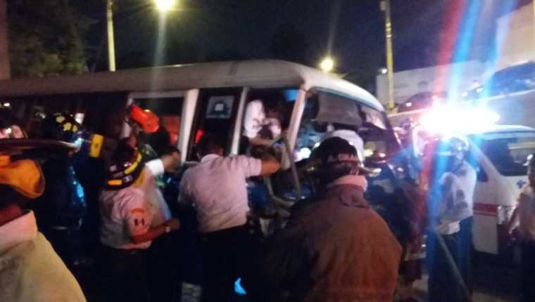 Bomberos prestan auxilio a las víctimas en el interior del microbús. (Foto Prensa Libre: Bomberos Voluntarios).