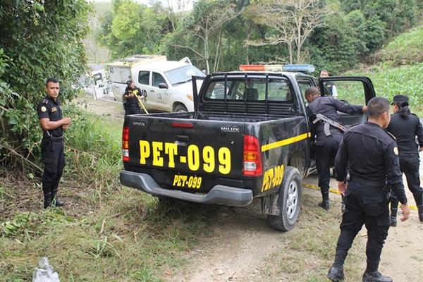 El cadáver fue trasladado por la PNC a la morgue de Poptún. (Foto Prensa Libre: Walfredo Obando)