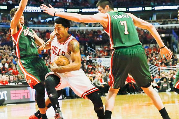 Derrick Rose en el partido del sábado ante los Bucks de Milwaukee. (Foto Prensa Libre: Efe).