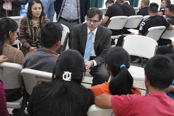 Instructores conversan con estudiantes  que participan en curso de inglés, en Sololá. (Foto Prensa Libre:  Ángel Julajuj)