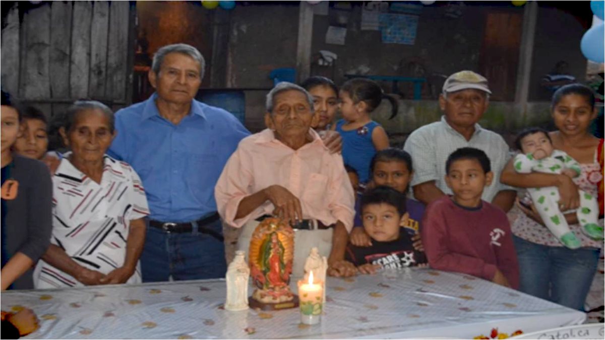 Ambrocio Méndez celebró su cumpleaños 116 con familiares y amigos. (Foto Prensa Libre: Dony Stewart)