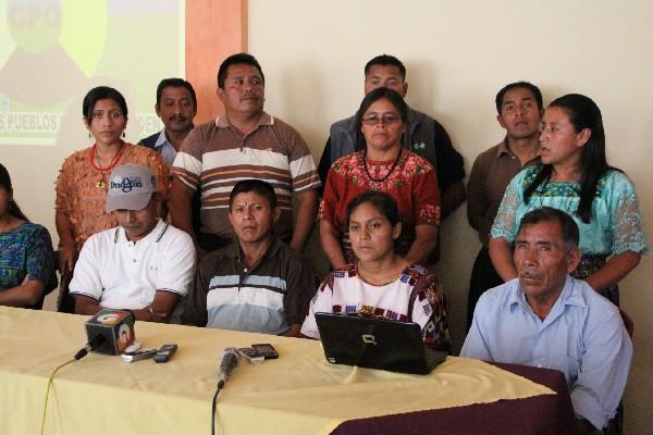 En conferencia de prensa,         indígenas se pronuncian en favor de la tierra.