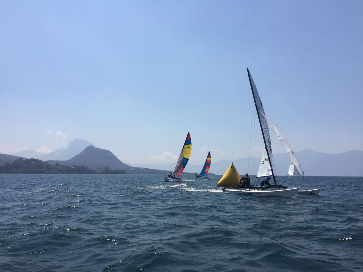 El clima permitió que la regata se realizará sin problemas en el lago de Atitlán. (Foto Prensa Libre: cortesía Asovela)