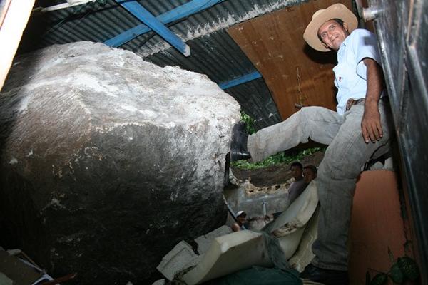 Una enorme roca que rodó desde una ladera cayó sobre una vivienda de un sector de Cuilapa, Santa Rosa. (Oswaldo Cardona)<br _mce_bogus="1"/>
