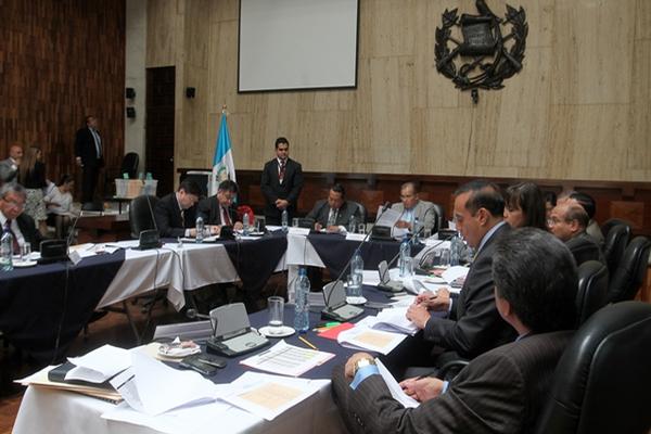 Los comisionados califican los expedientes de los aspirantes a fiscal general. (Foto Prensa Libre: Paulo Raquec)<br _mce_bogus="1"/>