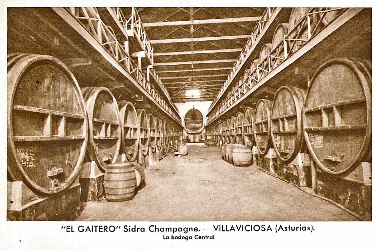 FOTO DE finales del siglo XIX, que muestra la bodega central donde se guardaba la sidra El Gaitero.