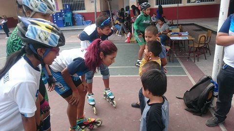 Los patinadores compartieron sus habilidades con los niños damnificados de la tragedia de El Cambray 2 (Foto Prensa Libre: Dalia Soberanis)