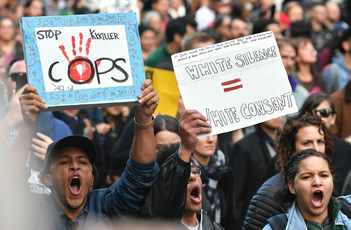 Protestas por ataques de policías a personas de color, en San Francisco. (Foto Prensa Libre: AFP)