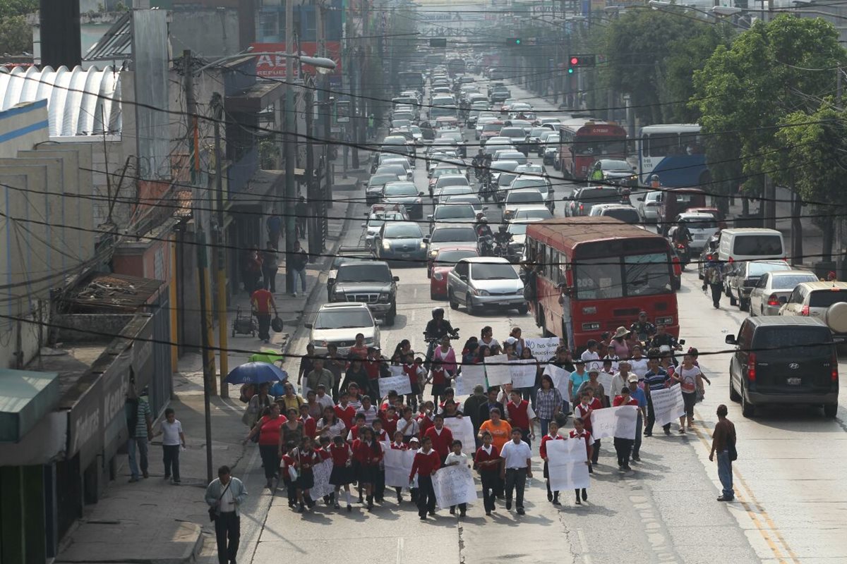 Estudiantes y padres de familia de la escuela Miguel de Cervantes protestan por falta de maestros.(Foto Prensa Libre: Erick Ávila)