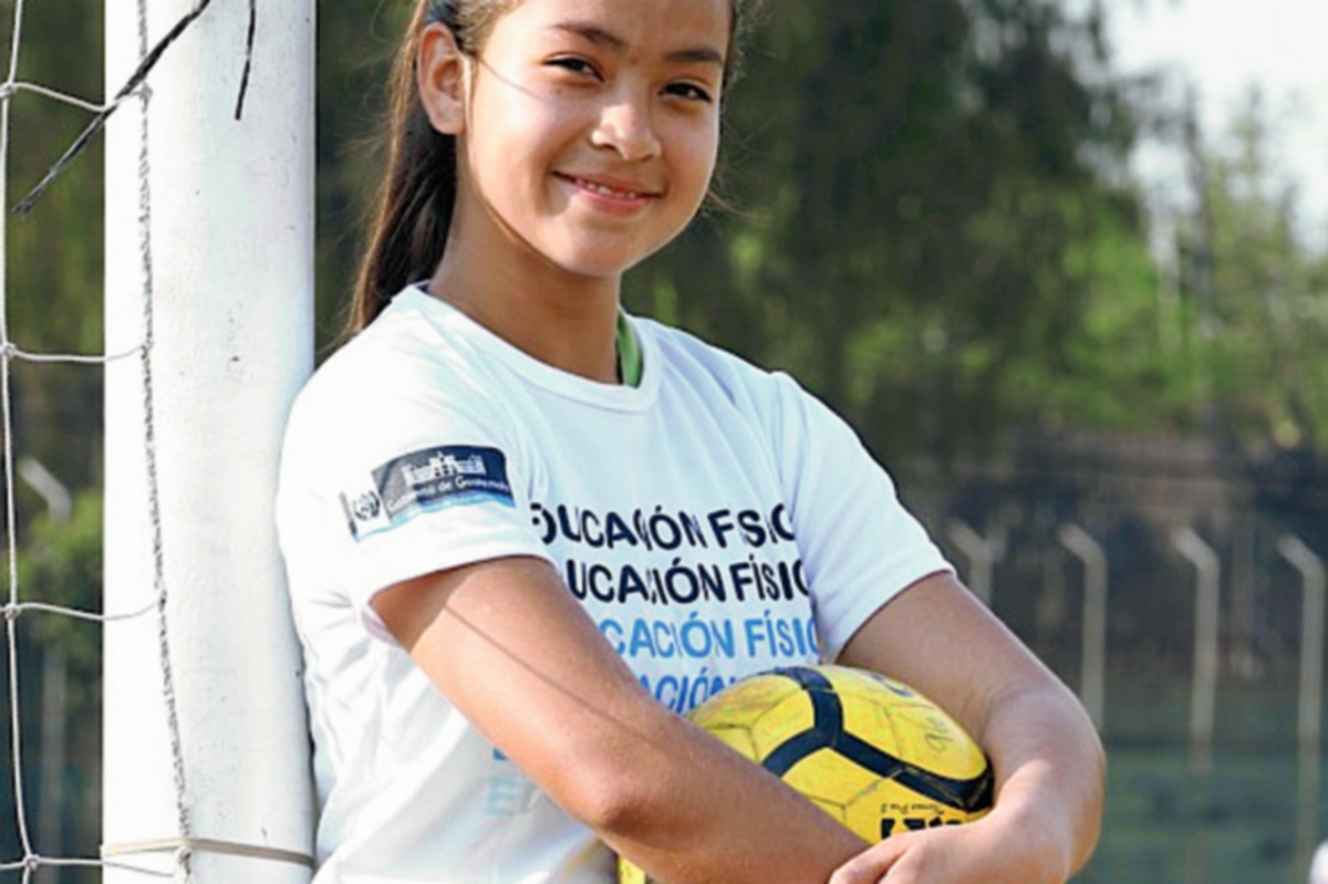 María Fernanda Ramos termina el ciclo básico en este año, sus sueños es llegar a jugar a nivel profesional e integrar Selección Nacional de Futbol. (Foto Prensa Libre: Cortesía Digef)